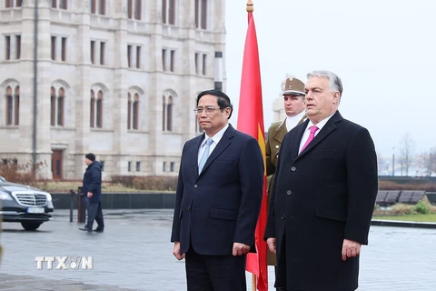 Thủ tướng Hungary Viktor Orbán chủ trì Lễ đón Thủ tướng Phạm Minh Chính. (Ảnh: Dương Giang/TTXVN)