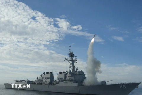 Tên lửa hành trình Tomahawk được phóng từ tàu khu trục USS Preble của Mỹ trên Thái Bình Dương. (Ảnh: AFP/TTXVN)