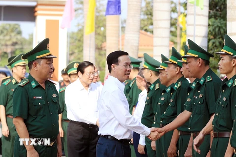 Hình ảnh Chủ tịch nước thăm, chúc Tết Đồn Biên phòng Cửa khẩu Quốc tế Hà Tiên