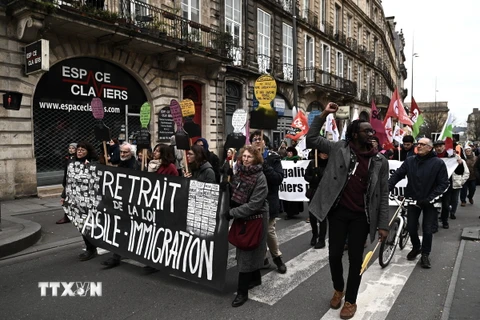 Biểu tình phản đối ban hành Luật nhập cư, tại Bordeaux, Pháp ngày 21/1/2024. (Ảnh: AFP/TTXVN)