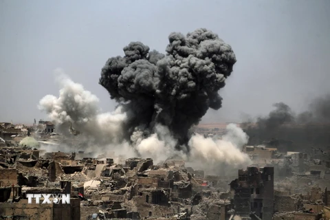 Khói bốc lên sau một vụ không kích tại Mosul, Iraq. (Ảnh: AFP/TTXVN)