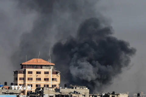 Khói bốc lên sau cuộc không kích của Israel xuống Dải Gaza ngày 21/1/2024. (Ảnh: THX/TTXVN)