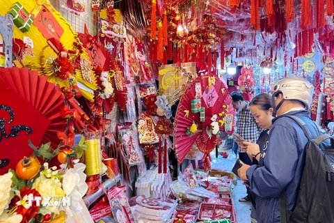 Một cửa hàng trên đường Hải Thượng Lãn Ông (quận 5) bày bán nhiều sản phẩm sắc đỏ và vàng bắt mắt. (Ảnh: Thu Hương/TTXVN)
