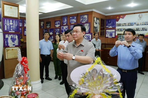 Chủ tịch Quốc hội thăm, chúc Tết gia đình ông Nguyễn Hữu Thọ