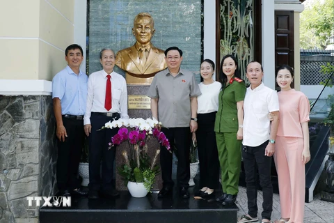 Chủ tịch Quốc hội Vương Đình Huệ với gia đình cố Chủ tịch Quốc hội Nguyễn Hữu Thọ. (Ảnh: Nhan Sáng/TTXVN)