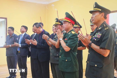 Các đại biểu dâng hương tưởng niệm các Liệt sỹ quân tình nguyện Việt Nam tại nhà thờ và lưu giữ hài cốt Liệt sỹ quân tình nguyện Việt Nam. (Ảnh: Quang Anh/TTXVN)