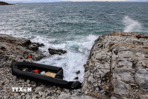 Chiếc thuyền cao su của người di cư dạt vào bờ biển Agios Georgios trên đảo Lesbos, Hy Lạp, ngày 10/1/2024. (Ảnh: AFP/TTXVN)