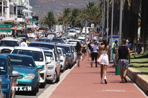 Khách du lịch đi dạo tại Vịnh Camps, khu vực tập trung nhiều tỷ phú của Nam Phi và được khách du lịch yêu thích ở Cape Town. (Ảnh: Hồng Minh/TTXVN)