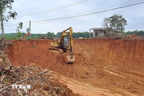 Phương tiện đào múc đất rừng sản xuất trái phép quy mô lớn ở thôn Bến Hà, xã Linh Trường, huyện Gio Linh, tỉnh Quảng Trị. (Ảnh: Nguyên Lý/TTXVN)