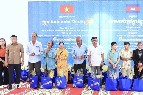 Ban tổ chức trao tặng quà Tết cho người dân Campuchia và người gốc Việt tham gia chương trình “Ấm tình mùa Xuân” - Xuân Giáp Thìn 2024. (Ảnh: TTXVN phát)