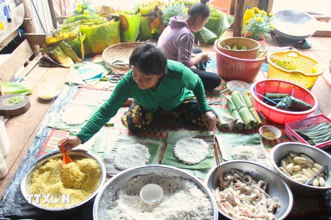 Truyền thống gói bánh tét dịp Tết của người dân Nam Bộ