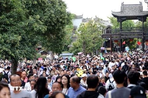 Du khách tham quan khu phố cổ ở Tảo Trang, tỉnh Sơn Đông, Trung Quốc, trong kỳ nghỉ Tết Trung Thu và Quốc khánh, ngày 2/10/2023. (Ảnh: THX/TTXVN)