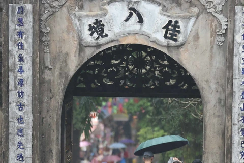 Du khách đội mưa trẩy hội chùa Hương