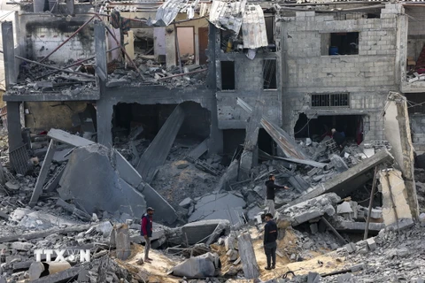 Một tòa nhà bị phá hủy sau cuộc không kích của Israel xuống thành phố Rafah, Dải Gaza ngày 12/2/2024. (Ảnh: AFP/TTXVN)
