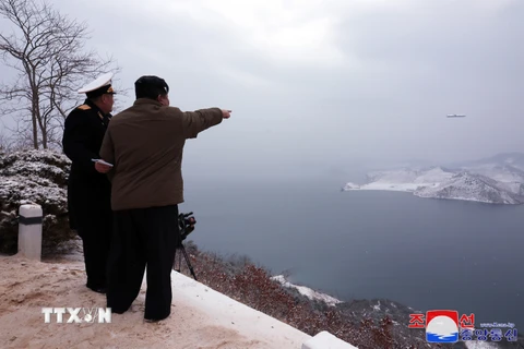 Nhà lãnh đạo Kim Jong-un (phải) ngày 28/1/2024 đã thị sát vụ phóng thử tên lửa hành trình chiến lược “Pulhwasal-3-31” từ tàu ngầm và dự án chế tạo tàu ngầm hạt nhân của Bình Nhưỡng. (Ảnh: Yonhap/TTXVN)