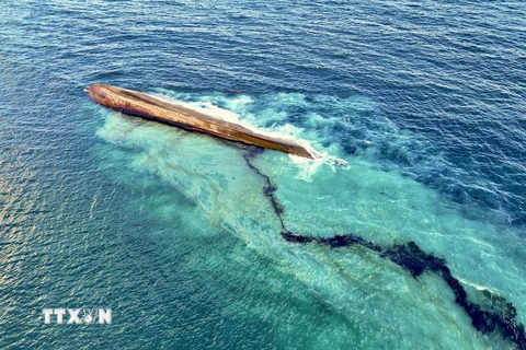 Vết dầu loang từ con tàu bị lật ngoài khơi bờ biển Trinidad & Tobago ngày 10/2/2024. (Ảnh: AFP/TTXVN)