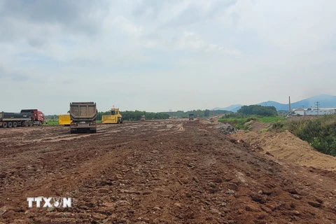 Tính đến giữa tháng 2/2024, Công ty Trách nhiệm Hữu hạn Tập đoàn Sơn Hải đã đắp đất nền tại dự án thành phần 3 cao tốc Biên Hòa-Vũng Tàu được 10km/19,5km. (Ảnh: Hoàng Nhị/TTXVN)