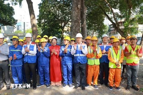 Các đại biểu ra quân thi công đầu năm Giáp Thìn 2024 dự án metro số 2. (Ảnh: Quang Châu/TTXVN)
