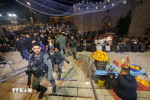 Lực lượng an ninh Israel tuần tra khi những người Palestine tập trung bên ngoài Cổng Damascus ở Thành cổ Jerusalem trước tháng lễ Ramadan, ngày 22/3/2023. (Ảnh: AFP/TTXVN) 