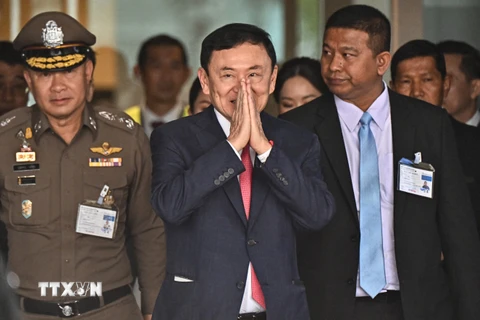 Cựu Thủ tướng Thái Lan Thaksin Shinawatra (giữa) tại sân bay Don Mueang, Bangkok, Thái Lan, ngày 22/8/2023. (Ảnh: AFP/TTXVN)