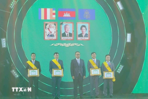 Phó Thủ tướng Campuchia Tea Seiha trao Huân chương Monisaraphon cao quý hạng Moha Sereyvath của Hoàng gia Campuchia cho công ty Metfone và 3 cá nhân thuộc Tập đoàn Viettel và Công ty Metfone. (Ảnh: Huỳnh Thảo/TTXVN)