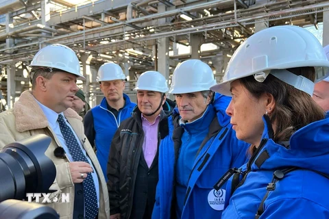 Tổng Giám đốc Cơ quan Năng lượng Nguyên tử Quốc tế (IAEA) Rafael Grossi (thứ 2, phải) thăm nhà máy điện hạt nhân Zaporizhzhia hiện do Nga kiểm soát ở miền Nam Ukraine, ngày 7/2/2024. (Ảnh: AFP/TTXVN)