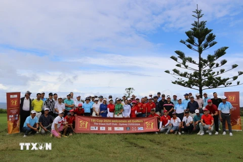 Các tay golf tham dự giải đấu “Tết Cup 2024” và tham gia sự kiện gây quỹ từ thiện. (Ảnh: Thanh Tú/TTXVN)