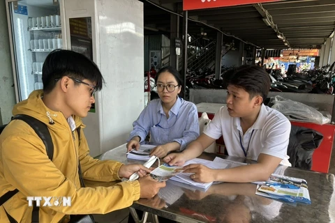 Người lao động tìm việc tại quầy tuyển dụng của Trung tâm Dịch vụ Việc làm Thành phố Hồ Chí Minh ở Bến xe An Sương. (Ảnh: Thanh Vũ-TTXVN)