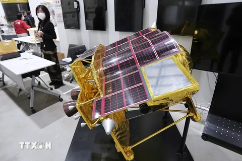 Mô hình tàu đổ bộ thông minh khảo sát Mặt Trăng (SLIM) được trưng bày tại cơ sở của Cơ quan Thám hiểm Hàng không Vũ trụ Nhật Bản ở Sagamihara, tỉnh Kanagawa, ngày 19/1/2024. (Ảnh: Kyodo/TTXVN)