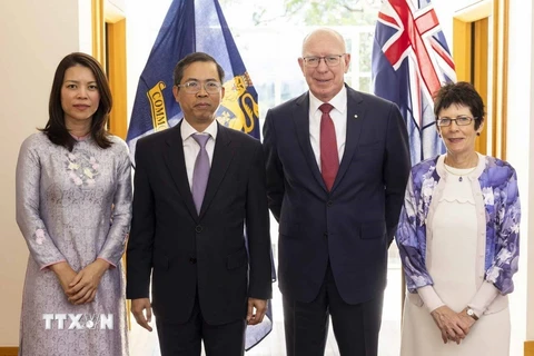Đại sứ Việt Nam tại Australia Phạm Hùng Tâm và phu nhân chụp ảnh lưu niệm cùng Toàn quyền Australia David Hurley và phu nhân. (Ảnh: TTXVN phát)