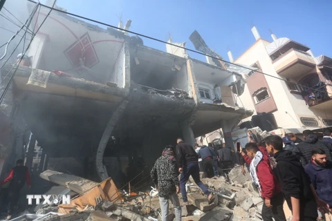Một tòa nhà bị phá hủy sau cuộc không kích của Israel tại Rafah, Dải Gaza, ngày 24/2/2024. (Ảnh: THX/TTXVN)