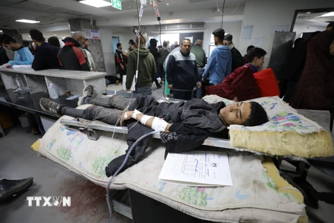 Điều trị cho người bị thương trong vụ tấn công của lực lượng Israel nhằm vào người dân Palestine chờ nhận hàng viện trợ nhân đạo tại thành phố Gaza, ở bệnh viện Al-Shifa, ngày 29/2/2024. (Ảnh: AA/TTXVN)