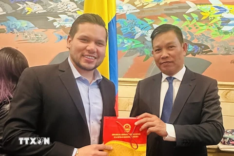 Đại sứ Vũ Trung Mỹ tặng quà lưu niệm cho Chủ tịch Hạ viện Colombia Andrés David Calle Aguas. (Ảnh: TTXVN phát)