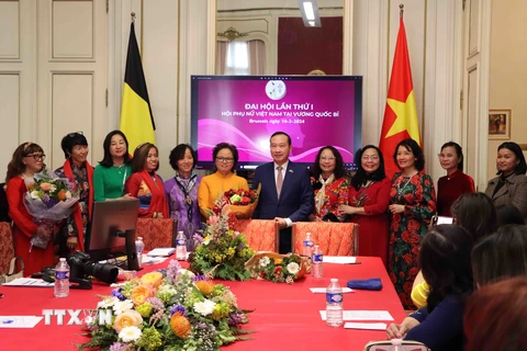 Đại sứ Việt Nam tại Vương quốc Bỉ Nguyễn Văn Thảo và Ban chấp hành Hội Phụ nữ Việt Nam tại Vương quốc Bỉ, nhiệm kỳ 2024-2027. (Ảnh: Hương Giang/TTXVN)