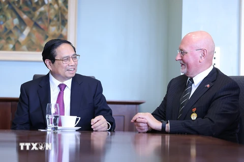 Thủ tướng Phạm Minh Chính tiếp Giáo sư Roberto Rabel, Chủ tịch Hội hữu nghị New Zealand-Việt Nam. (Ảnh: Dương Giang/TTXVN)