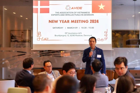 Tiến sỹ Lê Quý Vang, Chủ tịch Hội Chuyên gia, Trí thức Việt Nam tại Đan Mạch, báo cáo kết quả hoạt động năm 2023 và phương hướng năm 2024. (Nguồn: Báo Quốc tế)