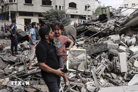 Cảnh đổ nát sau các vụ không kích của Israel tại Dải Gaza, ngày 7/10/2023. (Ảnh: AFP/TTXVN)
