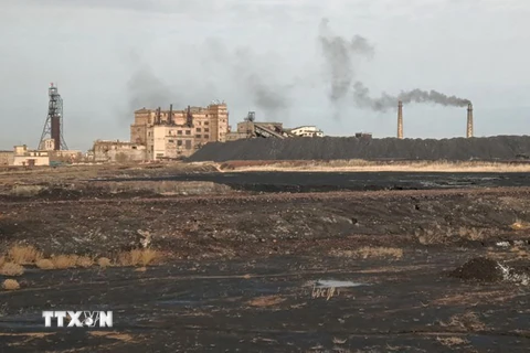 Việc khai thác và đốt nhiên liệu hóa thạch thải ra gần 120 triệu tấn khí methane. (Ảnh: AFP/TTXVN)