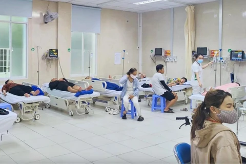 Nhiều người nghi ngộ độc được chăm sóc, điều trị ở Bệnh viện Đa khoa Sài Gòn-Nha Trang. (Nguồn: Báo Sức Khỏe và Đời Sống)