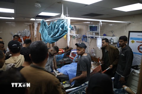 Điều trị cho người Palestine bị thương trong xung đột tại bệnh viện ở Dải Gaza, ngày 9/3/2024. (Ảnh: THX/TTXVN)