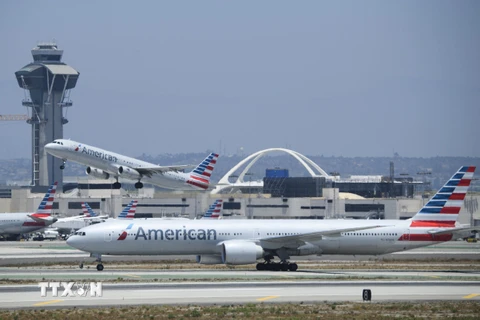 Máy bay của Hãng hàng không American Airlines tại sân bay quốc tế Los Angeles, bang California. (Ảnh: AFP/TTXVN)
