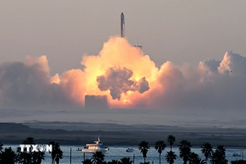 Tên lửa đẩy Super Heavy mang theo tàu vũ trụ Starship rời bệ phóng tại Boca Chica, bang Texas (Mỹ) trong lần phóng thử nghiệm thứ hai, ngày 18/11/2023. (Ảnh: AFP/TTXVN) 