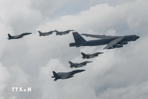 Máy bay ném bom chiến lược B-52H và máy bay phản lực F-16 của Mỹ tham gia cuộc tập trận không quân chung với tiêm kích F-15 của Hàn Quốc trên Bán đảo Triều Tiên, ngày 13/7/2023. (Ảnh: YONHAP/TTXVN)