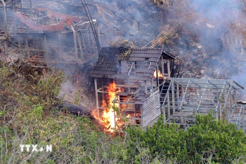 Ngọn lửa thiêu rụi 1 dãy nhà tiền chế khung sắt mái ngói, đã bỏ hoang từ nhiều năm. (Ảnh: Chu Quốc Hùng/TTXVN)