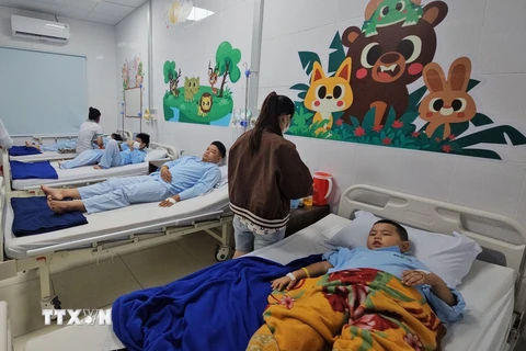 Bệnh nhân đang điều trị tại Bệnh viện Đa khoa Sài gòn-Nha Trang. (Ảnh: TTXVN phát)