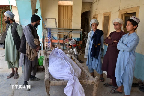 Thi thể nạn nhân thiệt mạng trong vụ đánh bom liều chết tại Kandahar, Afghanistan, ngày 21/3/2024. (Ảnh: AFP/TTXVN)