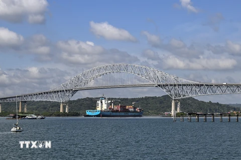 Tàu chở hàng di chuyển qua kênh đào Panama tại khu vực Panama City. (Ảnh: AFP/TTXVN)