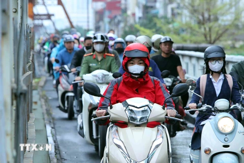 Thủ đô Hà Nội có mưa vài nơi, sáng sớm có sương mù nhẹ, trưa chiều giảm mây hửng nắng. Sáng và đêm trời lạnh. (Ảnh: An Đăng/TTXVN) 