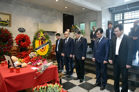 Phó Chủ tịch Quốc hội Nguyễn Đức Hải cùng các đại biểu tưởng niệm các nạn nhân thiệt mạng trong vụ khủng bố tại Liên bang Nga. (Nguồn: Cổng Thông tin Điện tử Quốc hội)