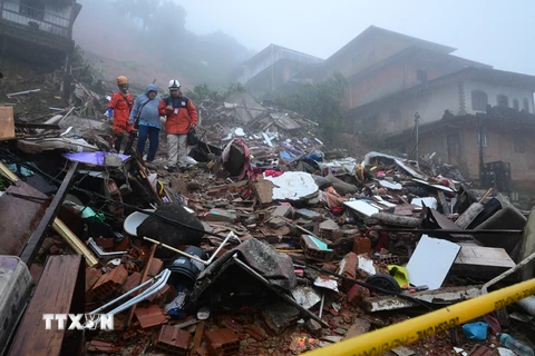 Lực lượng cứu hộ hỗ trợ người dân bị mất nhà cửa do mưa bão tại Petropolis, Brazil ngày 23/3/2024. (Ảnh: AFP/TTXVN)
